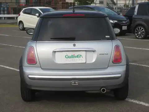 カタログ画像：ＭＩＮＩ （MINI） クーパー 2004年4月 GH-RA16 1600cc ピュア・シルバーメタリック 燃費14.4km / l バック