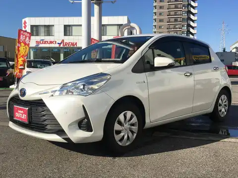 カタログ画像：ヴィッツ （VITZ） ハイブリッドＦ アミー 2019年10月 DAA-NHP130 1500cc ホワイトパールクリスタルシャイン 燃費34.4km / l フロント