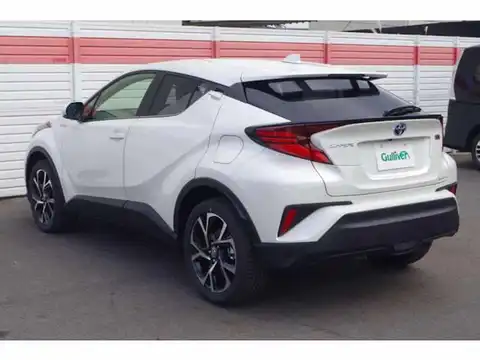 カタログ画像：Ｃ－ＨＲ （C-HR） Ｇ 2019年10月 6AA-ZYX11 1800cc ホワイトパールクリスタルシャインorブラック×ホワイトパールクリスタルシャイン 燃費25.8km / l バック