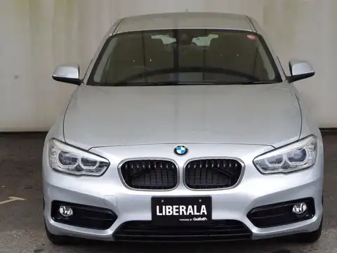 カタログ画像：１シリーズ （1 SERIES） １１８ｉ スポーツ 2015年5月 DBA-1A16 1600cc グレイシャー・シルバー（メタリック･カラー）orプラチナ・シルバー（メタリック・カラー） 燃費16.6km / l フロント