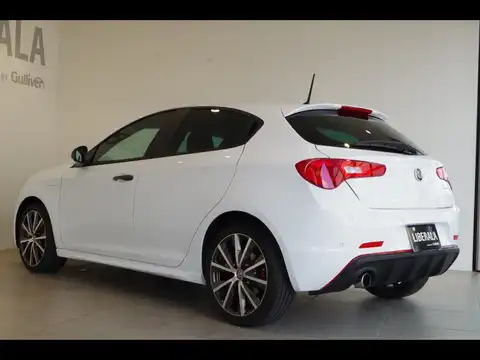 カタログ画像：ジュリエッタ （GIULIETTA） スーパーパックスポーツ 2017年2月 ABA-940141 1400cc アルファホワイト 燃費15.6km / l バック