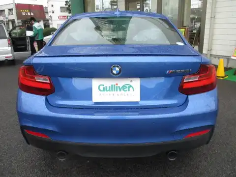 カタログ画像：２シリーズ （2 SERIES） Ｍ２３５ｉクーペ 2015年7月 DBA-1J30 3000cc エストリル・ブルー（メタリック・カラー） 燃費12.5km / l バック