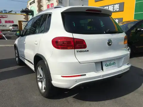 カタログ画像：ティグアン （TIGUAN） ＴＳＩ ブルーモーションテクノロジー 2013年5月 DBA-5NCTH 1400cc キャンディホワイト 燃費14.6km / l バック