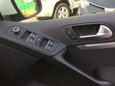 カタログ画像：ティグアン （TIGUAN） ＴＳＩ ブルーモーションテクノロジー 2014年4月 DBA-5NCTH 1400cc ピュアホワイト 燃費14.6km / l 内装