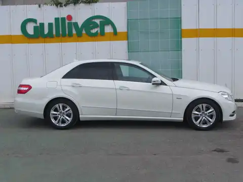 カタログ画像：Ｅクラス （E-CLASS） Ｅ３００ ブルーエフィシェンシー アバンギャルド 2011年11月 RBA-212055C 3500cc カルサイトホワイト（Ｓ） 燃費12.0km / l 外装