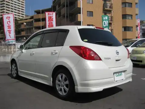 カタログ画像：ティーダ （TIIDA） １５Ｇ 2005年12月 DBA-C11 1500cc ホワイトパール（３Ｐ） 燃費18.2km / l バック