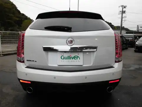 カタログ画像：キャデラックＳＲＸクロスオーバー （CADILLAC SRX CROSSOVER） プレミアム 2013年3月 ABA-T166C 3000cc プラチナアイス 燃費7.7km / l バック