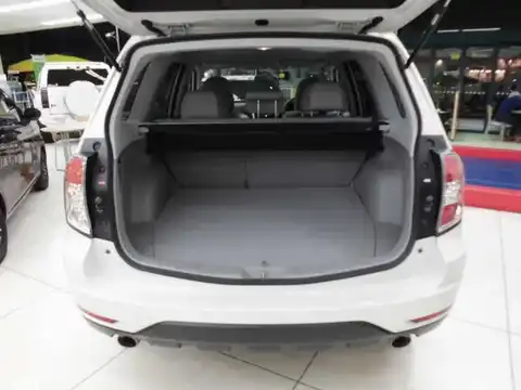 カタログ画像：フォレスター （FORESTER） ２．０ＸＳ プラチナセレクション 2011年8月 DBA-SHJ 2000cc サテンホワイト・パール 燃費15.0km / l 内装