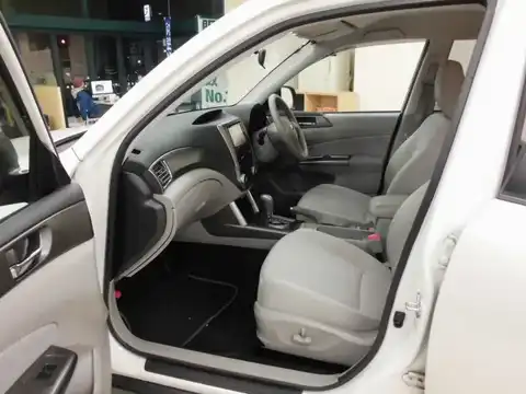 カタログ画像：フォレスター （FORESTER） ２．０ＸＳ プラチナセレクション 2011年8月 DBA-SHJ 2000cc サテンホワイト・パール 燃費15.0km / l 内装