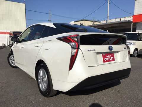 カタログ画像：プリウス （PRIUS） Ａプレミアム 2018年12月 DAA-ZVW55 1800cc スーパーホワイトⅡ 燃費34.0km / l バック