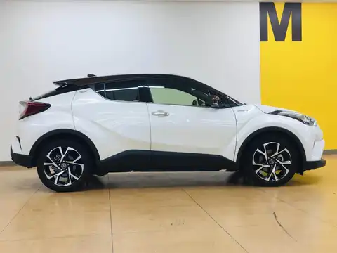 カタログ画像：Ｃ－ＨＲ （C-HR） Ｇ－Ｔ モード ブルーノ 2018年12月 DBA-NGX10 1200cc ホワイトパールクリスタルシャインorダークブラウンマイカメタリック×ホワイトパールクリスタルシャイン 燃費16.4km / l 外装