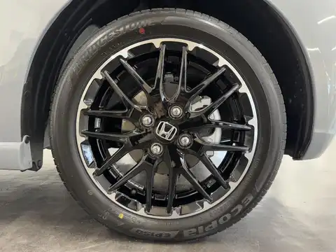 カタログ画像：Ｎ－ＢＯＸカスタム （N-BOX CUSTOM） ターボコーディネートスタイル（２トーン） 2024年9月 6BA-JF6 660cc スレートグレー・パール＆ブラック 燃費18.4km / l タイヤ