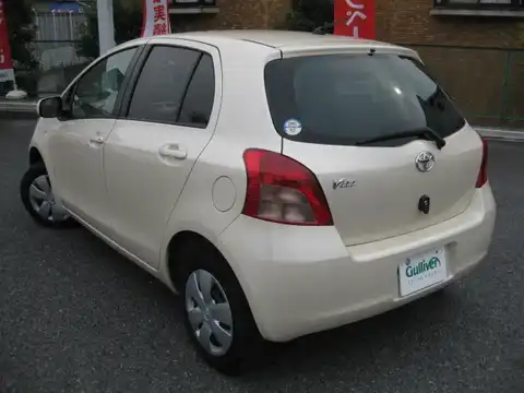 カタログ画像：ヴィッツ （VITZ） Ｆ 2007年1月 CBA-NCP95 1300cc ベージュパールマイカ 燃費16.0km / l バック