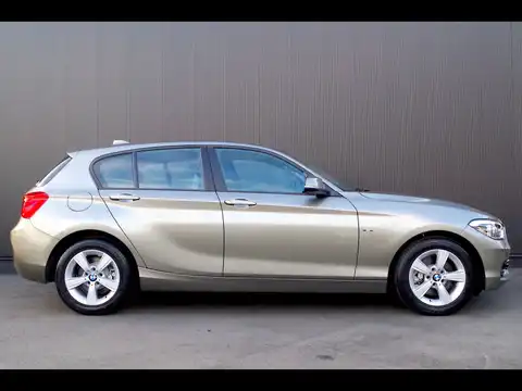 カタログ画像：１シリーズ （1 SERIES） １１８ｉ スポーツ 2015年5月 DBA-1A16 1600cc グレイシャー・シルバー（メタリック･カラー）orプラチナ・シルバー（メタリック・カラー） 燃費16.6km / l 外装