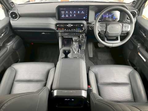 カタログ画像：ランドクルーザー２５０ （LAND CRUISER 250） ＶＸ 2024年4月 3DA-GDJ250W 2800cc ブラック 燃費11.0km / l フロント