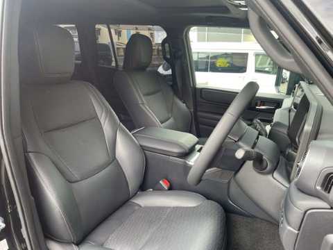 カタログ画像：ランドクルーザー２５０ （LAND CRUISER 250） ＶＸ 2024年4月 3DA-GDJ250W 2800cc ブラック 燃費11.0km / l フロント