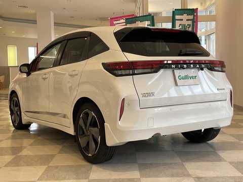 カタログ画像：オーラ （AURA） Ｇ 2022年8月 6AA-FE13 1200cc ピュアホワイトパール（3P）/スーパーブラック 2トーンorピュアホワイトパール（3P）orピュアホワイトパール（3P）/サンライズカッパー（M） 2トーン 燃費27.2km / l バック