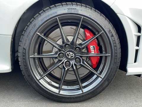 カタログ画像：ＧＲヤリス （GR YARIS） ＲＺ ハイパフォーマンス 2025年5月 4BA-GXPA16 1600cc プラチナホワイトパールマイカ 燃費10.8km / l タイヤ