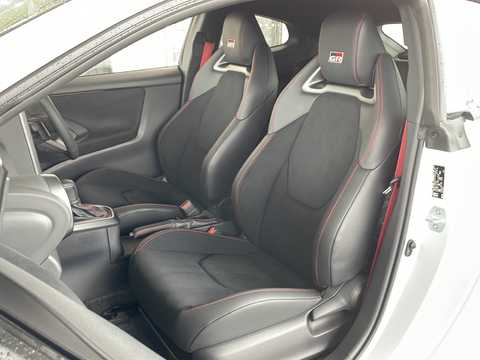 カタログ画像：ＧＲヤリス （GR YARIS） ＲＺ ハイパフォーマンス 2025年5月 4BA-GXPA16 1600cc プラチナホワイトパールマイカ 燃費10.8km / l 内装