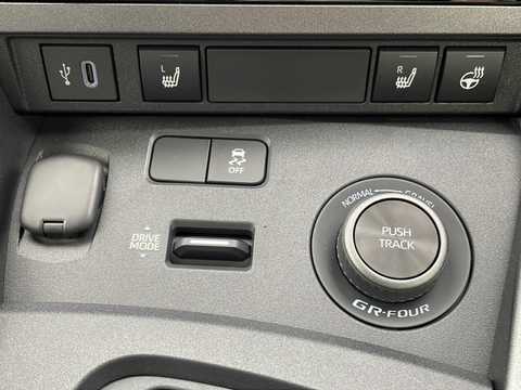 カタログ画像：ＧＲヤリス （GR YARIS） ＲＺ ハイパフォーマンス 2025年5月 4BA-GXPA16 1600cc プラチナホワイトパールマイカ 燃費10.8km / l 内装