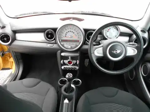 カタログ画像：ＭＩＮＩ （MINI） クーパーＳ 2007年2月 ABA-MF16S 1600cc メロー・イエロー（ソリッド） 燃費12.6km / l 内装