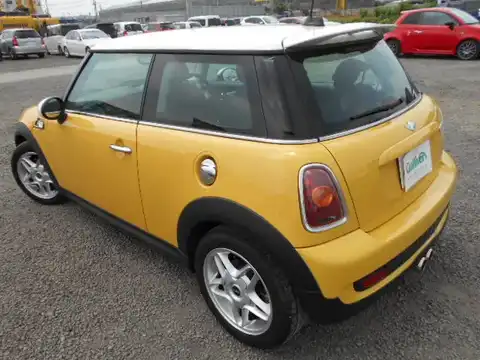 カタログ画像：ＭＩＮＩ （MINI） クーパーＳ 2007年2月 ABA-MF16S 1600cc メロー・イエロー（ソリッド） 燃費12.6km / l バック