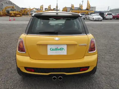 カタログ画像：ＭＩＮＩ （MINI） クーパーＳ 2007年2月 ABA-MF16S 1600cc メロー・イエロー（ソリッド） 燃費12.6km / l バック