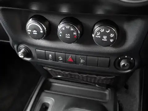 カタログ画像：ジープ・ラングラーアンリミテッド （JEEP WRANGLER UNLIMITED） フリーダムエディション 2014年4月 ABA-JK36L 3600cc ブラッククリアコート 燃費7.5km / l 内装