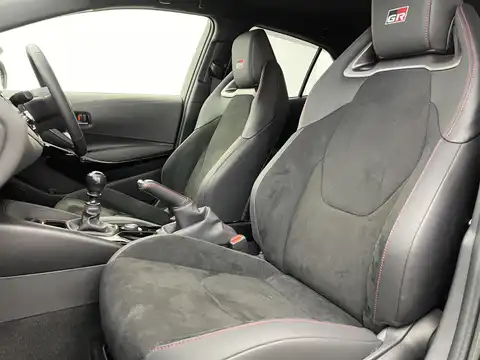 カタログ画像：ＧＲカローラ （GR COROLLA） ＲＺ 2022年12月 4BA-GZEA14H 1600cc プレシャスブラックパール 燃費12.4km / l 内装