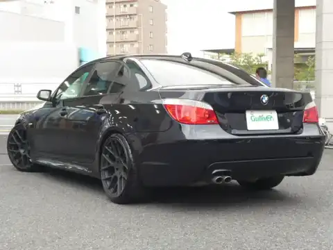 カタログ画像：５シリーズ （5 SERIES） ５２５ｉ Ｍスポーツパッケージ 2004年11月 GH-NA25 2500cc カーボン・ブラック（メタリック・カラー） 燃費8.8km / l バック