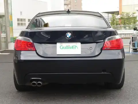 カタログ画像：５シリーズ （5 SERIES） ５２５ｉ Ｍスポーツパッケージ 2004年11月 GH-NA25 2500cc カーボン・ブラック（メタリック・カラー） 燃費8.8km / l バック