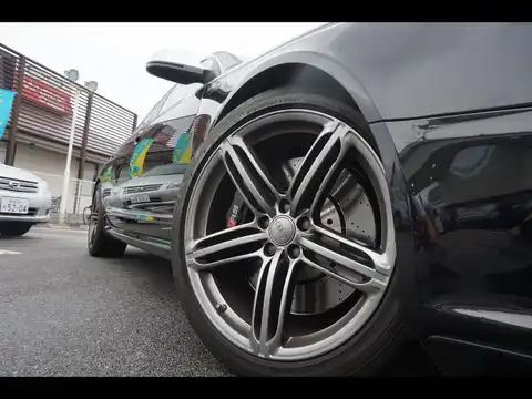 カタログ画像：ＲＳ６アバント （RS6 AVANT） プラススポーツ 2010年6月 ABA-4FBUHS 5000cc ファントムブラックパールエフェクト タイヤ