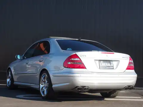 カタログ画像：Ｅクラス （E-CLASS） Ｅ５５ ＡＭＧ 2004年7月 GH-211076 5500cc ブリリアントシルバー（Ｍ） 燃費6.4km / l バック