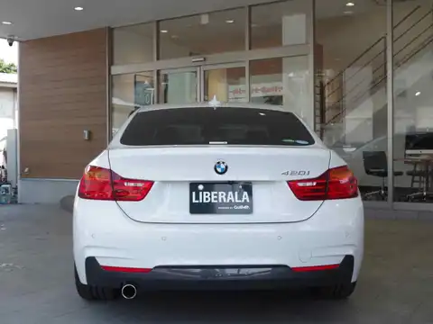 カタログ画像：４シリーズ （4 SERIES） ４２０ｉグランクーペ イン スタイル 2016年2月 DBA-4A20 2000cc アルピン・ホワイトⅢ（ソリッド・カラー） 燃費16.4km / l バック