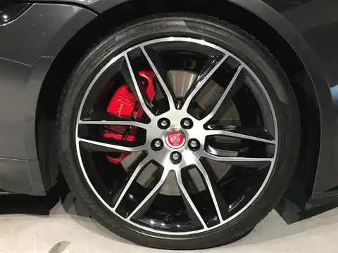 カタログ画像：Ｆタイプ （F-TYPE） チェッカーフラッグ・エディション ＡＷＤクーペ 2019年10月 CBA-J608A 3000cc カルパチアングレイ（プレミアムメタリック） 燃費10.0km / l タイヤ