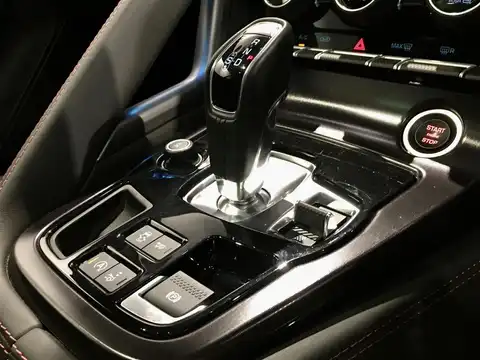 カタログ画像：Ｆタイプ （F-TYPE） チェッカーフラッグ・エディション ＡＷＤクーペ 2019年7月 CBA-J608A 3000cc カルパチアングレイ（プレミアムメタリック） 燃費10.0km / l 内装