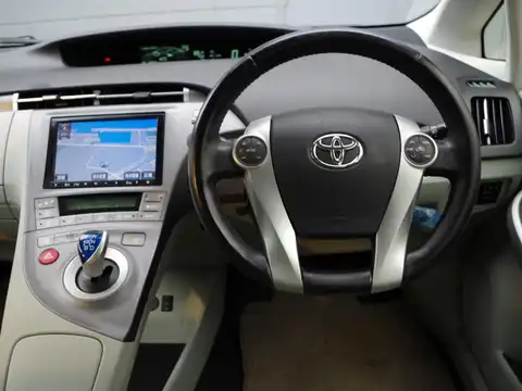 カタログ画像：プリウスＰＨＶ （PRIUS PHV） Ｇ 2012年11月 DLA-ZVW35 1800cc ホワイトパールクリスタルシャイン 燃費31.6km / l 内装