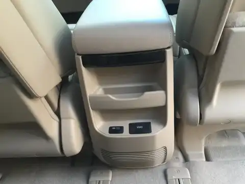 カタログ画像：ヴェルファイアハイブリッド （VELLFIRE HYBRID） ハイブリッドＶ Ｌエディション 2011年11月 DAA-ATH20W 2400cc ホワイトパールクリスタルシャイン 燃費16.2km / l 内装