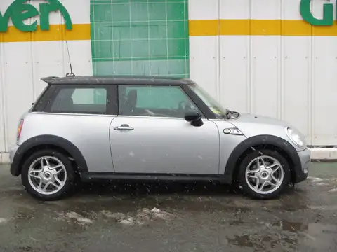 カタログ画像：ＭＩＮＩ （MINI） クーパーＳ 2009年5月 ABA-MF16S 1600cc ピュア・シルバー（メタリック）orスパークリング・シルバー（メタリック）orダークシルバー（メタリック） 燃費14.4km / l 外装