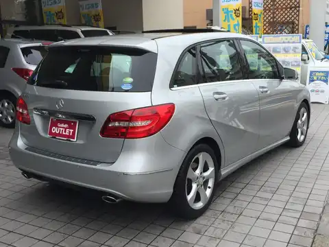 カタログ画像：Ｂクラス （B-CLASS） Ｂ１８０ スポーツ 2013年8月 DBA-246242 1600cc ポーラーシルバー（Ｍ） 燃費16.0km / l バック