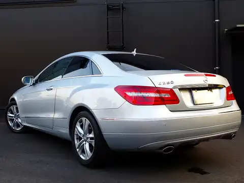 カタログ画像：Ｅクラス （E-CLASS） Ｅ３５０ クーペ 2009年7月 DBA-207356 3500cc パラジウムシルバー（Ｍ）orイリジウムシルバー（Ｍ） 燃費9.1km / l バック