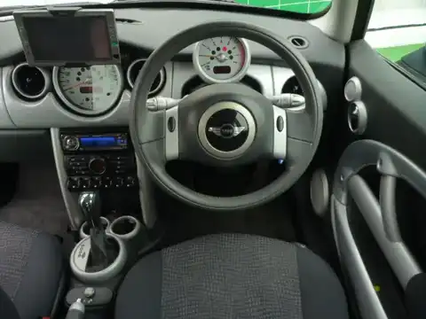 カタログ画像：ＭＩＮＩ （MINI） クーパー 2004年4月 GH-RA16 1600cc ブラック 燃費14.4km / l 内装