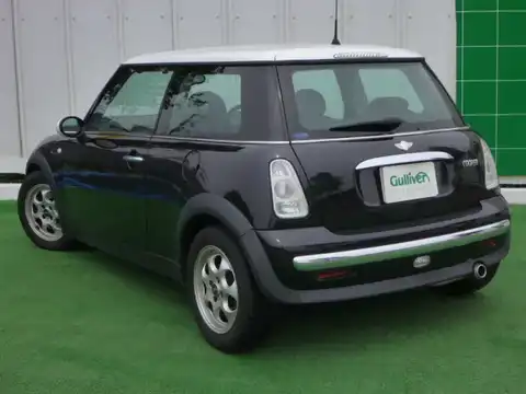 カタログ画像：ＭＩＮＩ （MINI） クーパー 2004年4月 GH-RA16 1600cc ブラック 燃費14.4km / l バック