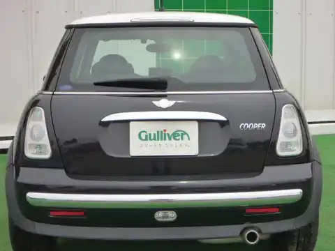 カタログ画像：ＭＩＮＩ （MINI） クーパー 2004年4月 GH-RA16 1600cc ブラック 燃費14.4km / l バック