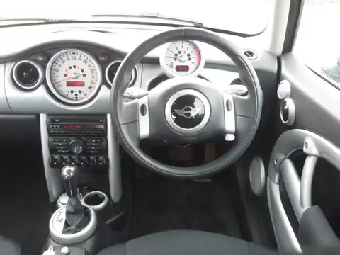 カタログ画像：ＭＩＮＩ （MINI） クーパー 2005年9月 GH-RA16 1600cc ブリティッシュ・レーシング・グリーン（メタリック） 燃費13.4km / l 内装