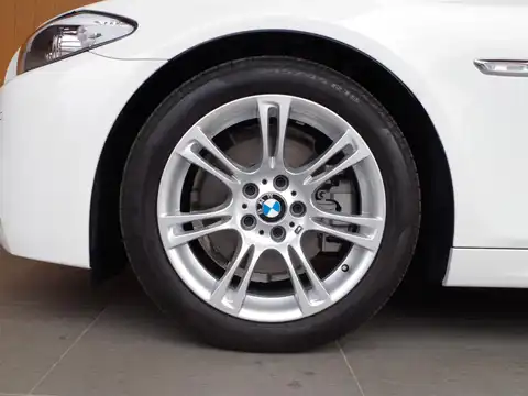 カタログ画像：５シリーズ （5 SERIES） ５２８ｉ Ｍスポーツパッケージ 2011年11月 DBA-XG28 2000cc 燃費13.6km / l タイヤ