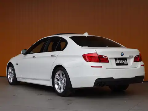 カタログ画像：５シリーズ （5 SERIES） ５２８ｉ Ｍスポーツパッケージ 2011年11月 DBA-XG28 2000cc 燃費13.6km / l バック