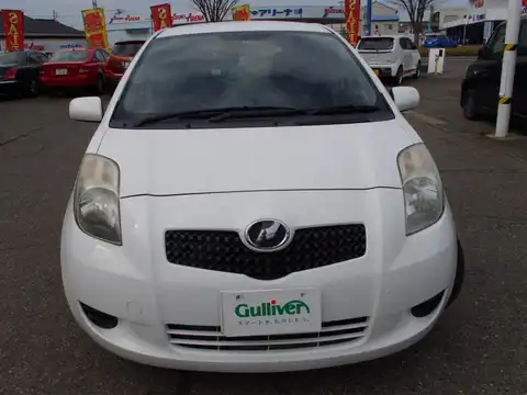 カタログ画像：ヴィッツ （VITZ） Ｕ 2007年1月 DBA-SCP90 1300cc ホワイト 燃費19.6km / l フロント