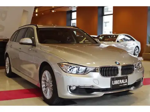 カタログ画像：３シリーズ （3 SERIES） ３２０ｉ ｘＤｒｉｖｅツーリング ラグジュアリー 2013年8月 DBA-3B20 2000cc オリオン・シルバーorグレイシャー・シルバー 燃費14.5km / l メイン（その他）