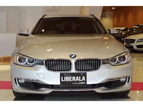 カタログ画像：３シリーズ （3 SERIES） ３２０ｉ ｘＤｒｉｖｅツーリング ラグジュアリー 2013年8月 DBA-3B20 2000cc オリオン・シルバーorグレイシャー・シルバー 燃費14.5km / l フロント